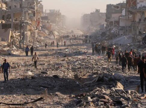 Moradores de Gaza voltam para casas destruídas