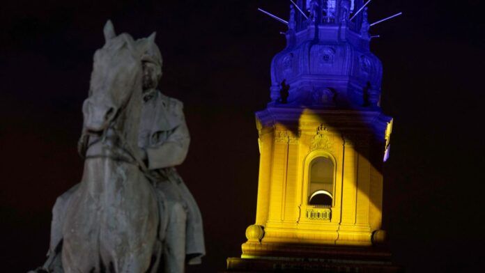 Partes de Kiev ficam no escuro após ataque russo em massa