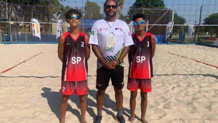 Trio do vôlei de praia enfrenta maratona para poder disputar os Jogos Escolares Brasileiros