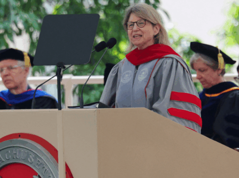 MIT se recusa a aceitar termos de financiamento da Casa Branca; outras instituições ainda avaliam