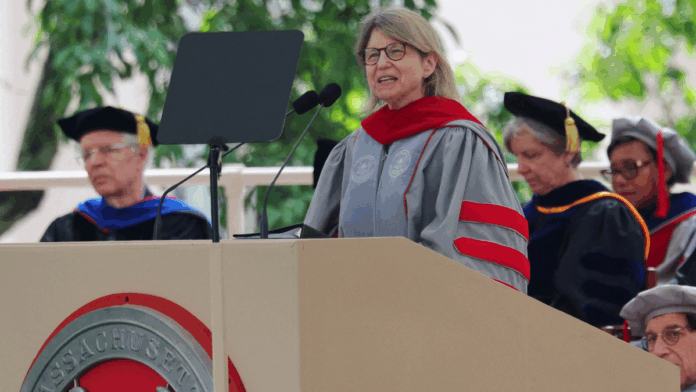 MIT se recusa a aceitar termos de financiamento da Casa Branca; outras instituições ainda avaliam