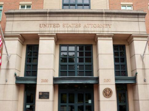 Apple é processada por uso de livros protegidos por direitos autorais para treinar IA