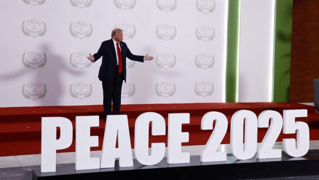 Presidente Donald Trump com um letreiro de Paz