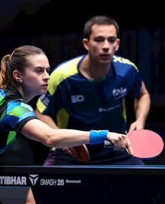 Hugo Calderano e Bruna Takahashi jogam tênis de mesa