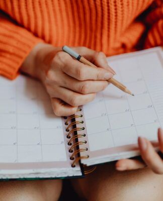 Mulher fazendo anotações na agenda