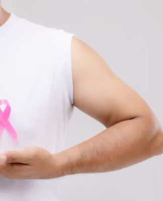 Homem segurando uma fitinho de outubro rosa