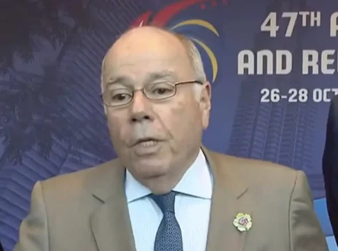 Reuniões para suspender tarifaço começam ainda hoje, diz Mauro Vieira