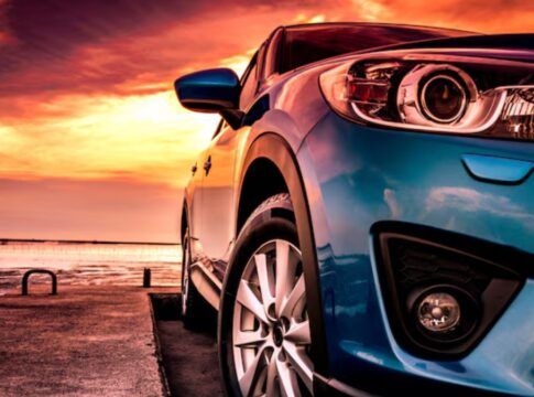 Frente de uma carro azul