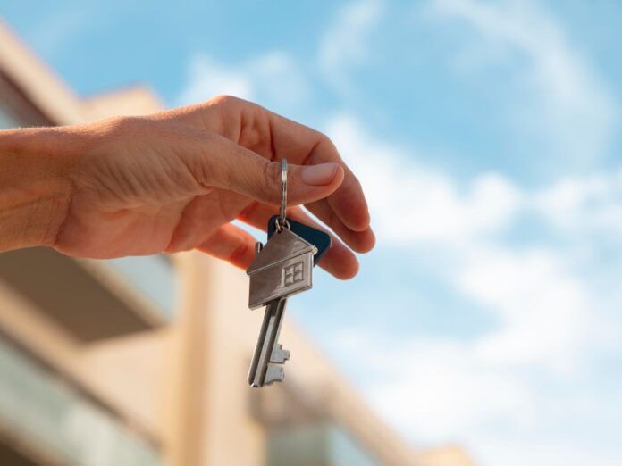 Pessoa segurando chaves de casa