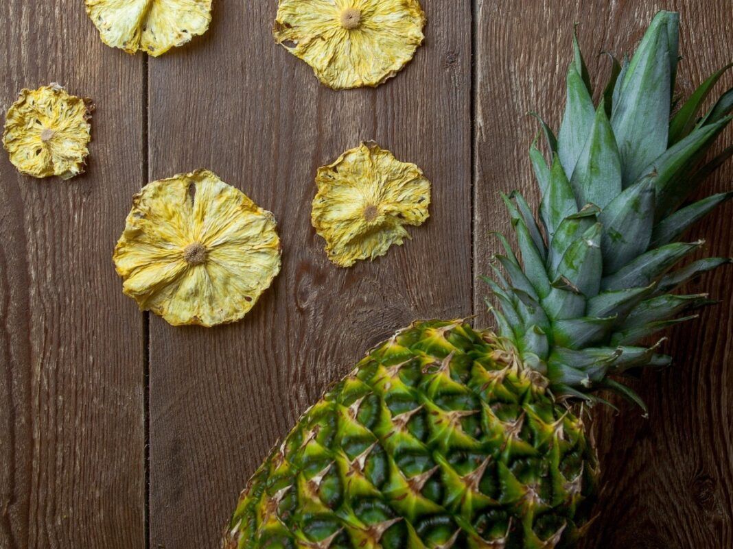 Abacaxi em cima de uma mesa de madeira