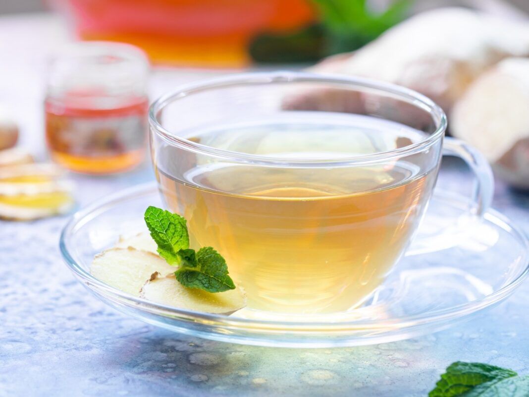 Chá em xícara de vidro