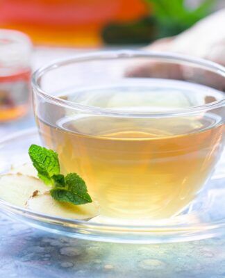 Chá em xícara de vidro