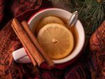 Xícara com chá de canela com rodelas de limão