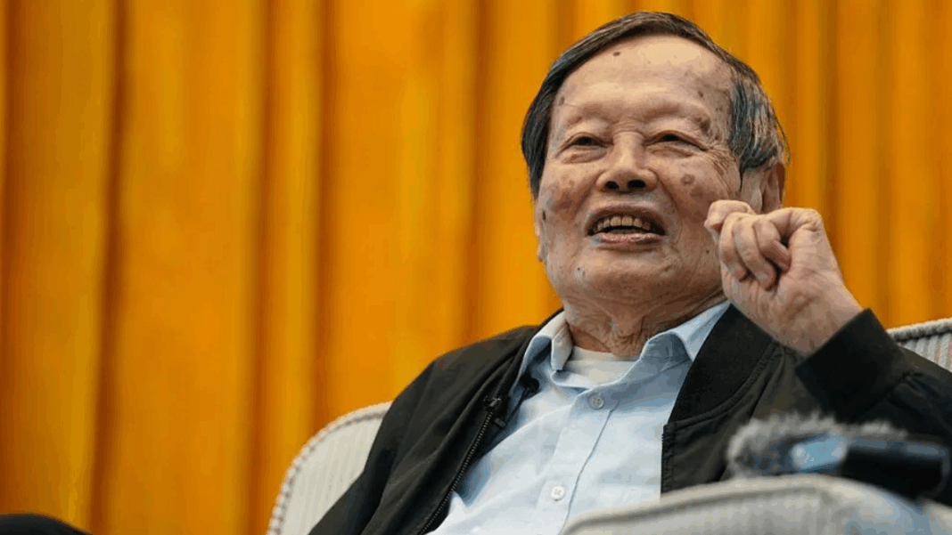 Yang Chen Ning sentado