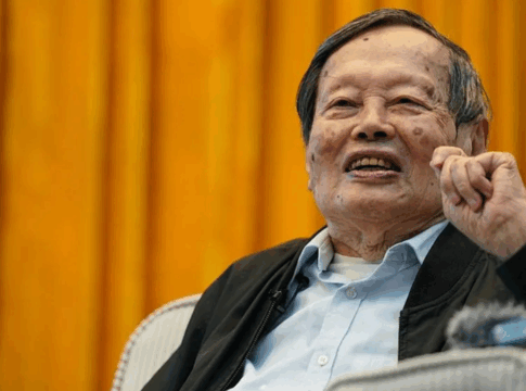 Yang Chen Ning sentado