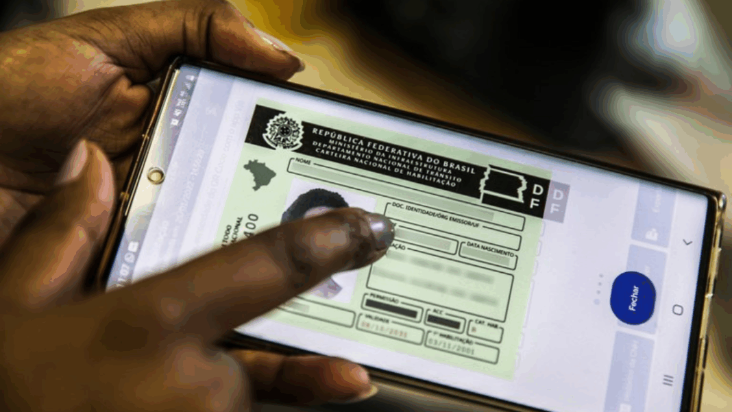 Mão segurando um celular e na tela a foto de um documento de CNH digital