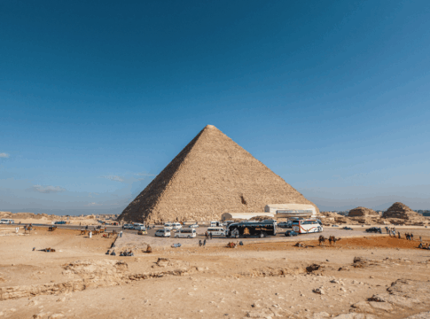 pirâmide no Egito com o céu azul