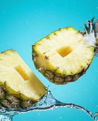 Abacaxi cortado ao meio com água