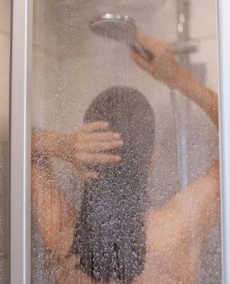 Imagem colorida de mulher tomando banho