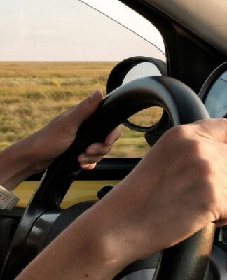 Pessoa dirigindo um carro no campo