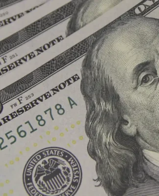 Bolsa desaba e dólar dispara: pré-candidatura de Flávio Bolsonaro sacode o mercado