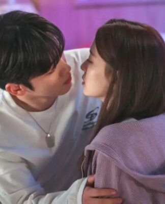 Casal coreano quase se beijando