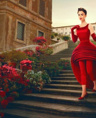 Protagonista Lilly Collins de Emily Em Paris , descendo uma escada de vestido vermelho