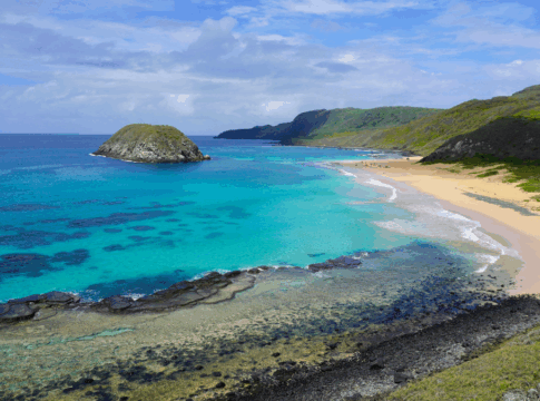 Vista aérea do Parque Nacional Marinho de Fernando de Noronha, em Pernambuco. Mar com vários tons de azul.