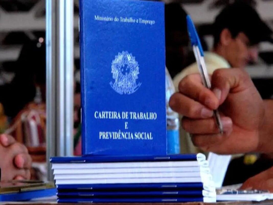 Imagem colorida de carteira de trabalho CLT