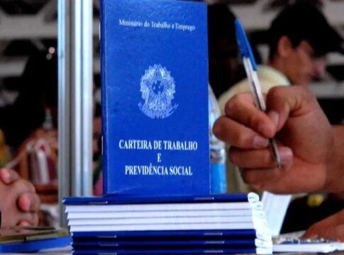 Imagem colorida de carteira de trabalho CLT