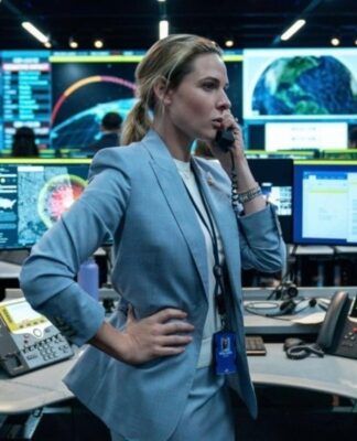 Imagem colorida de mulher em sala com computadores