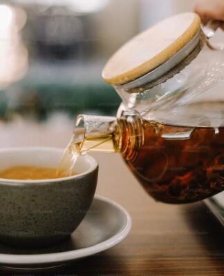 Imagem colorida de chá sendo servido em uma xícara