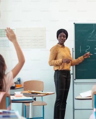 Imagem colorida de professora e alunos em sala de aula