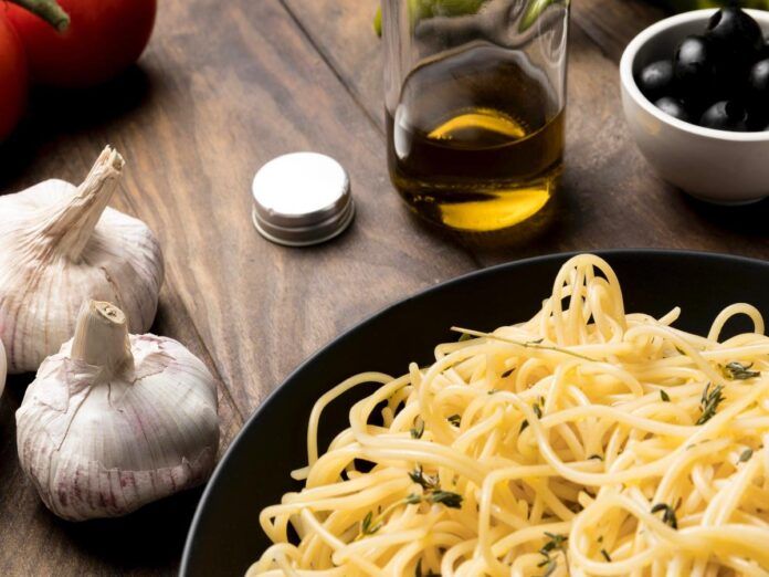 Imagem colorida de macarrão alho e óleo