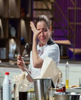 Imagem colorida de participante do Master Chef eliminada