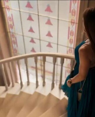 Imagem colorida de mulher descendo escada