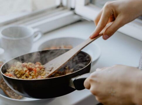 Imagem colorida de comida sendo preparada