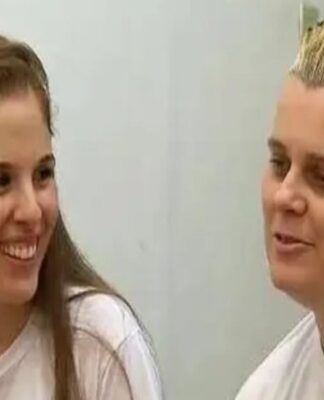 Imagem colorida de duas mulheres