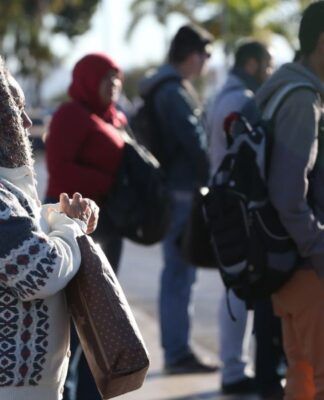 Pessoas agasalhadas na frente fria