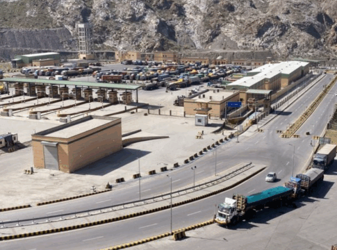 Fronteira Afeganistao sem movimento de carros