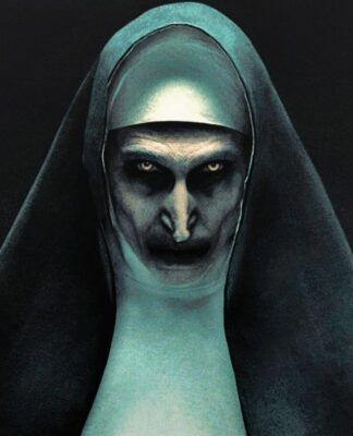 Mulher vestida de freira olhando de forma assustadora.