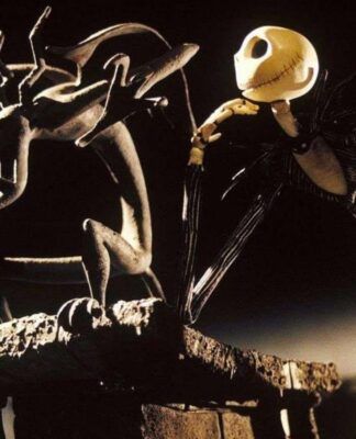 Desenho de um esqueleto ao lado de uma gárgula