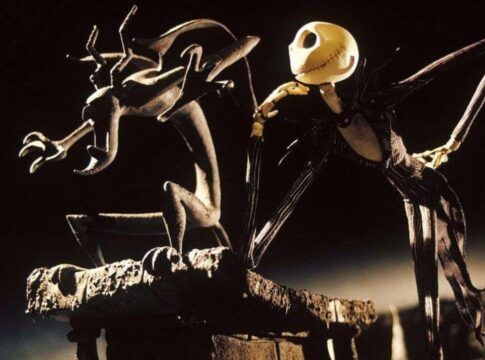 Desenho de um esqueleto ao lado de uma gárgula