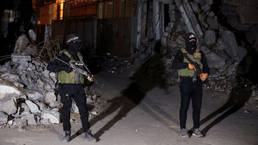 Militantes do Hamas fazem guarda