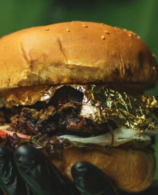 Hambúrguer com ingredientes dourados