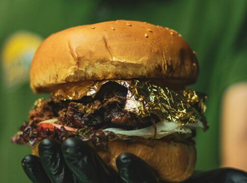 Hambúrguer com ingredientes dourados