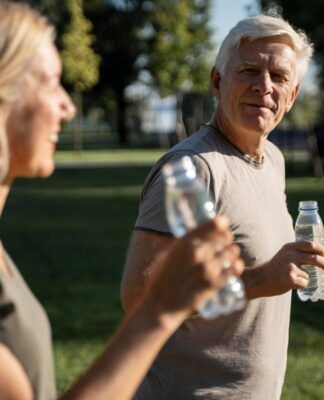 Idosos bebendo água ao ar livre