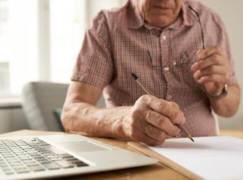 Idoso assinando contrato