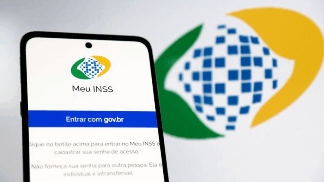 A imagem mostra um celular com o aplicativo do INSS na tela