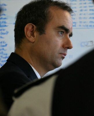 Premiê francês faz apelo pelo fim de “espetáculo ridículo” conforme prazo para orçamento se aproxima